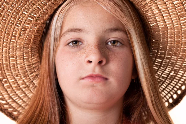 Porträt eines kleinen rothaarigen Mädchens mit Sommersprossen und Strohhut — Stockfoto