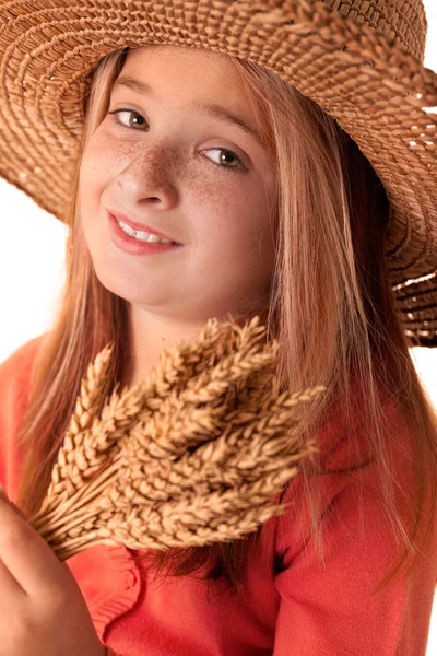 Ragazza con le lentiggini e cappello di paglia tenendo in mano un whe — Foto Stock