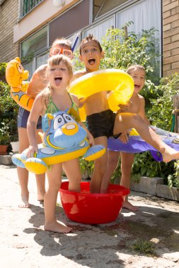 sıçramasına ve bahçelerinde eğlenerek dört küçük çocuk