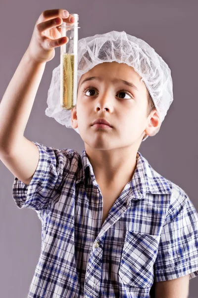 Küçük erkek çocuk var test tüpleri ile deneme — Stok fotoğraf