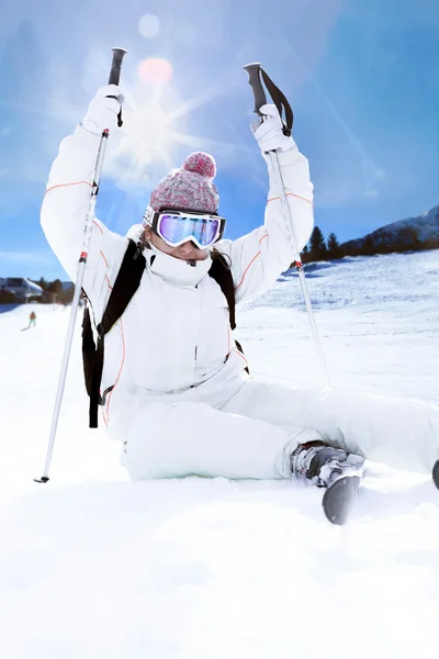 Лыжи женщина — стоковое фото