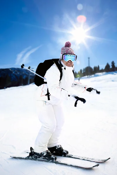 Meisje op de ski — Stockfoto
