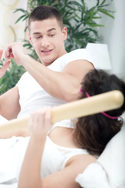 Mulher perturbada ataca marido com um taco de beisebol — Fotografia de Stock