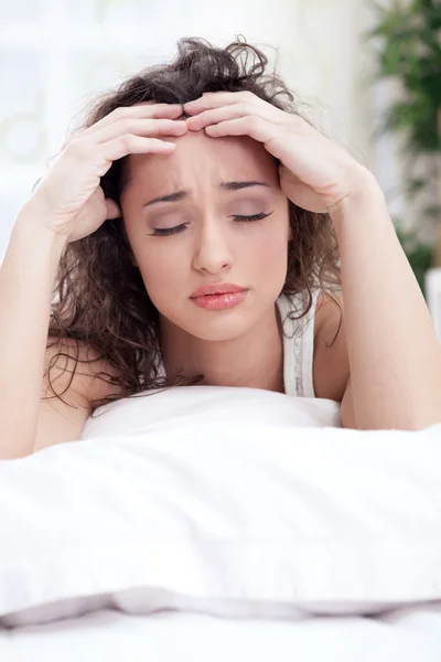 Hermosa mujer con dolor de cabeza — Foto de Stock