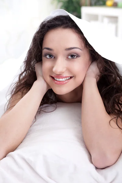 Woman lying at the bed  and smiling — Stock Photo, Image