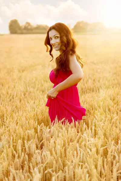 Jonge mooie vrouw op gebied van tarwe — Stockfoto