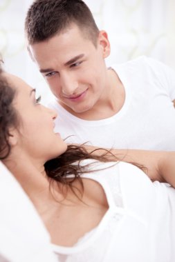 Çift yatakta dinleniyor.