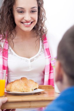 güzel genç bir çift birlikte yatakta kahvaltı