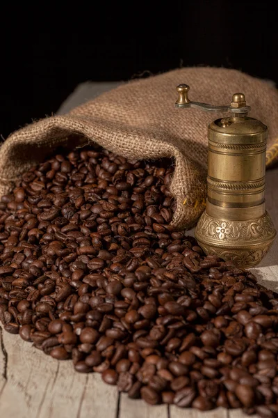 Kaffebönor och gammal mässing kvarn — Stockfoto
