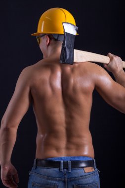 kaslı adam siyah arka plan üzerine balta tutan
