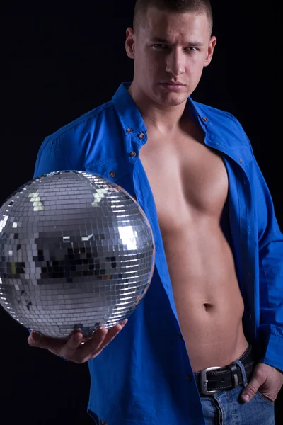 Junger sexy Mann mit Discokugel — Stockfoto