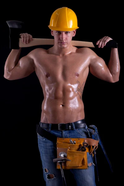 Joven musculoso trabajador sosteniendo hacha — Foto de Stock