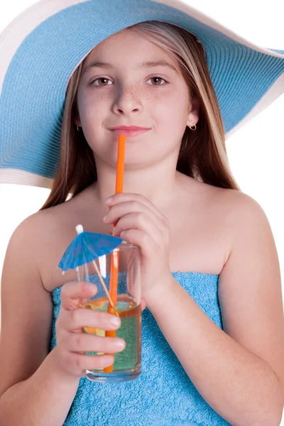 喝果汁的蓝色夏天戴着帽子的小女孩 — 图库照片
