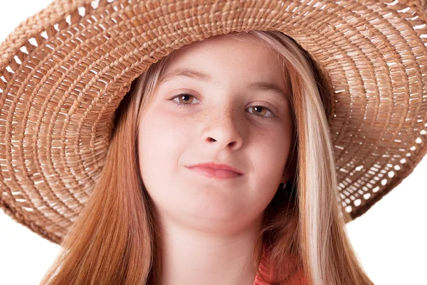 Portrait of beautiful freckled young girl wearing straw hat — Stock Photo, Image