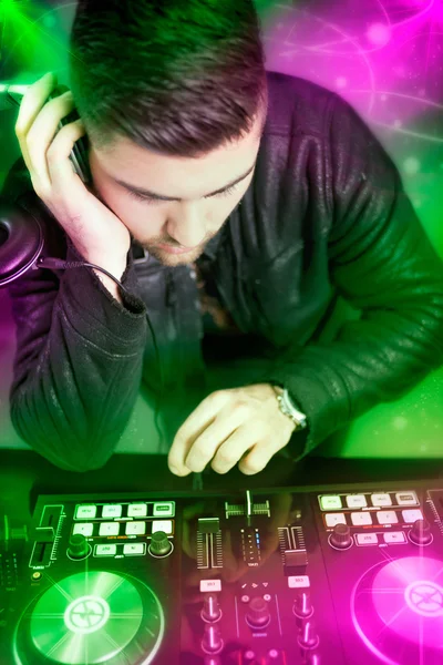 DJ mikser sprzęt do kontroli dźwięku i odtwarzanie muzyki — Zdjęcie stockowe