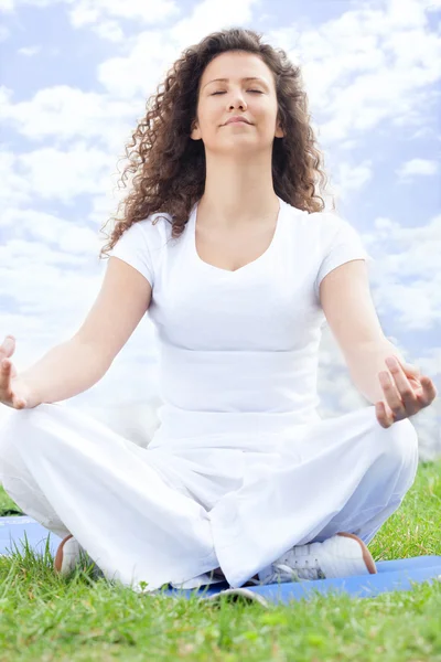 Schöne junge Frau beim Yoga — Stockfoto