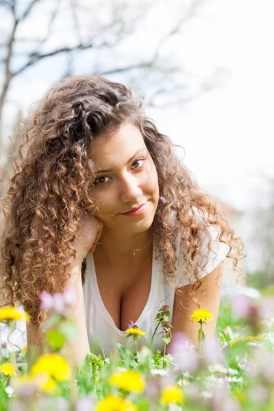 Ritratto di bella giovane ragazza nel campo di fiori — Foto Stock