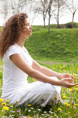 çekici kız bir yoga duruş yakın çekim