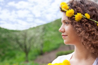 Açık havada gülümseyen güzel bir kadının portresi. 