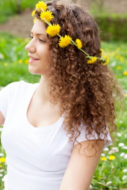 güzel kadın zevk papatya alan 