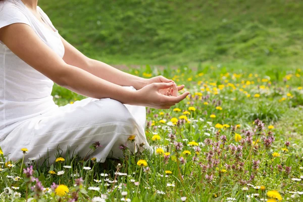 Ragazza attraente in una delle posture yoga da vicino — Foto Stock