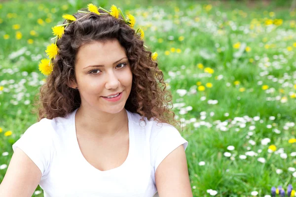 Jovem menina bonita no campo de flores — Fotografia de Stock