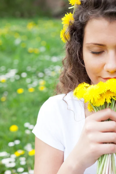 Pretty girl relaxing outdoor — Stock Photo, Image