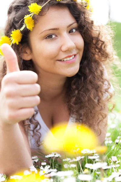 Menina bonita que coloca no campo de flores, verão ao ar livre — Fotografia de Stock