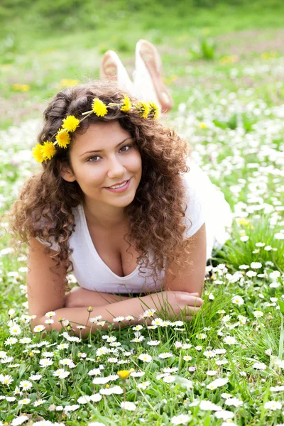 Beautiful girl laying on flowers field,outdoor summer — Stock Photo, Image
