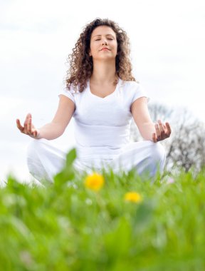 lotus poz parkta genç kız