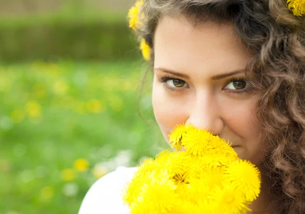 Hermosa joven acostada en el prado de las flores. Disfruta de la naturaleza — Foto de Stock