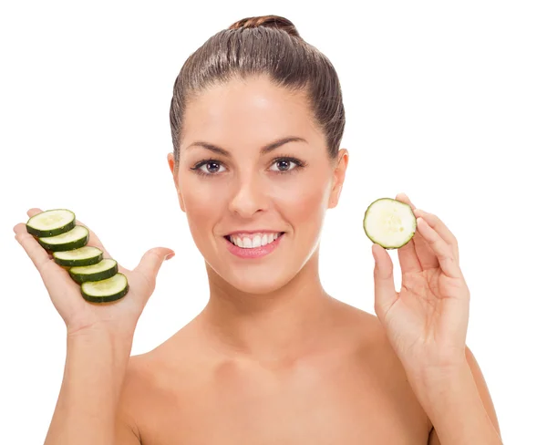 Jeune femme en bonne santé et concombres — Photo