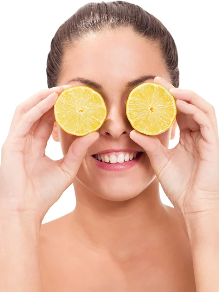 Retrato de niña, sosteniendo naranjas sobre los ojos — Foto de Stock