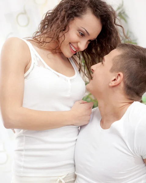 Paar entspannt zusammen im Bett — Stockfoto