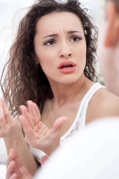 Malheureux jeune couple dans la chambre à coucher sous le stress — Photo