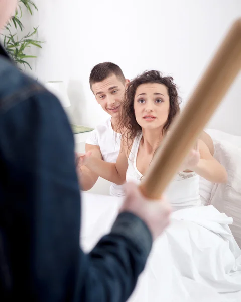 Marido com raiva com bastão de beisebol pego batota esposa com amante — Fotografia de Stock