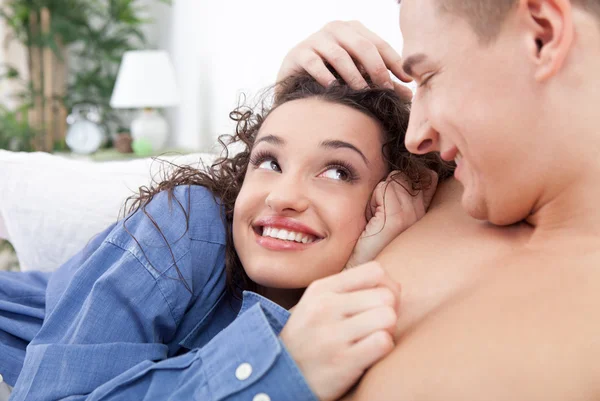 Verliebtes Paar liegt im Bett — Stockfoto