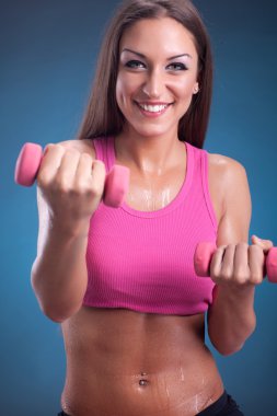 ağırlık egzersiz yapıyor güzel fitness kadın