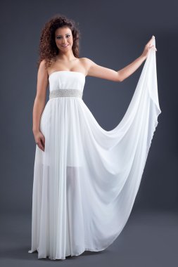 Beyaz elbiseli genç güzel kıvırcık kadın modeli