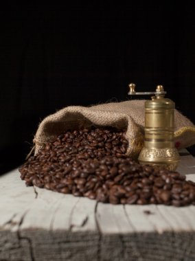  kahve çekirdekleri ve eski pirinç Kupası