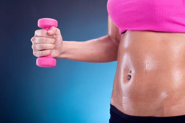 Young fit woman lifting dumbbells — Stock Photo, Image