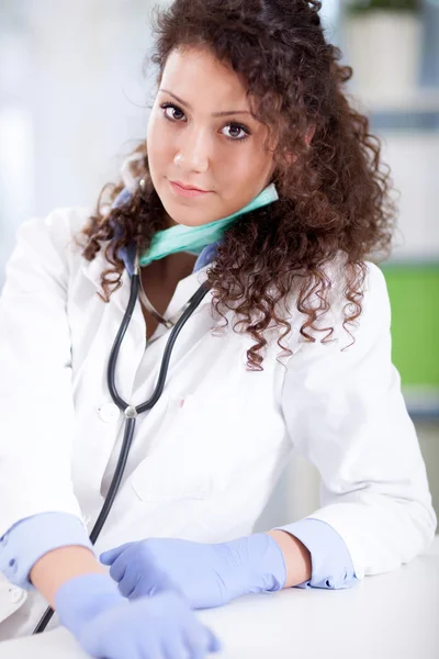 Portret młodej kobiety lekarz — Zdjęcie stockowe