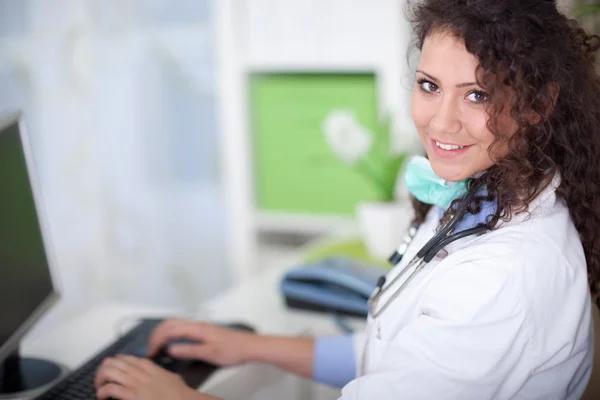 Portrait of a friendly female doctor in office — Stock Photo, Image