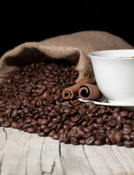 Tasse de café et bâtonnets de vanille séchés — Photo