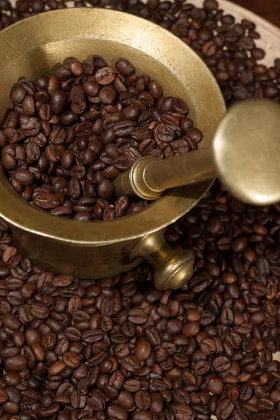 Kávová zrna a starý mosazný pohár — Stock fotografie