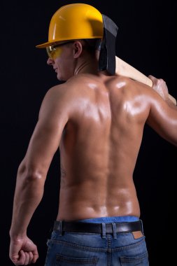  kaslı adam siyah arka plan üzerine balta tutan
