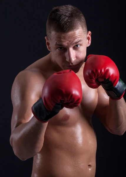 Boxer met rode handschoenen — Stockfoto