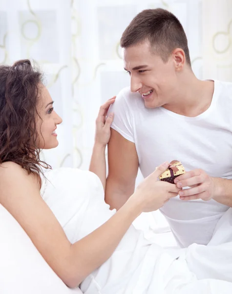 Joven hombre da a una chica un regalo — Foto de Stock