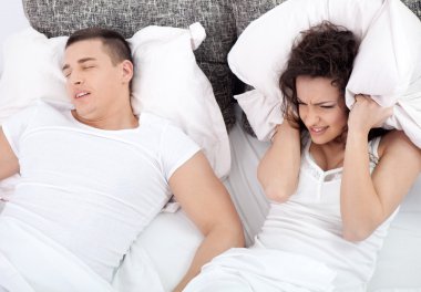 genç bir çift yatakta kadın erkek horlama süre uyumaya çalışıyor