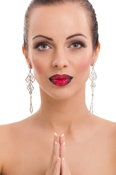 Hermosa joven posando con labios de color rojo brillante y joyero — Foto de Stock